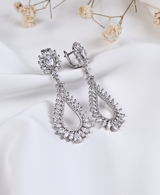 silver-jewelry-3790540_640